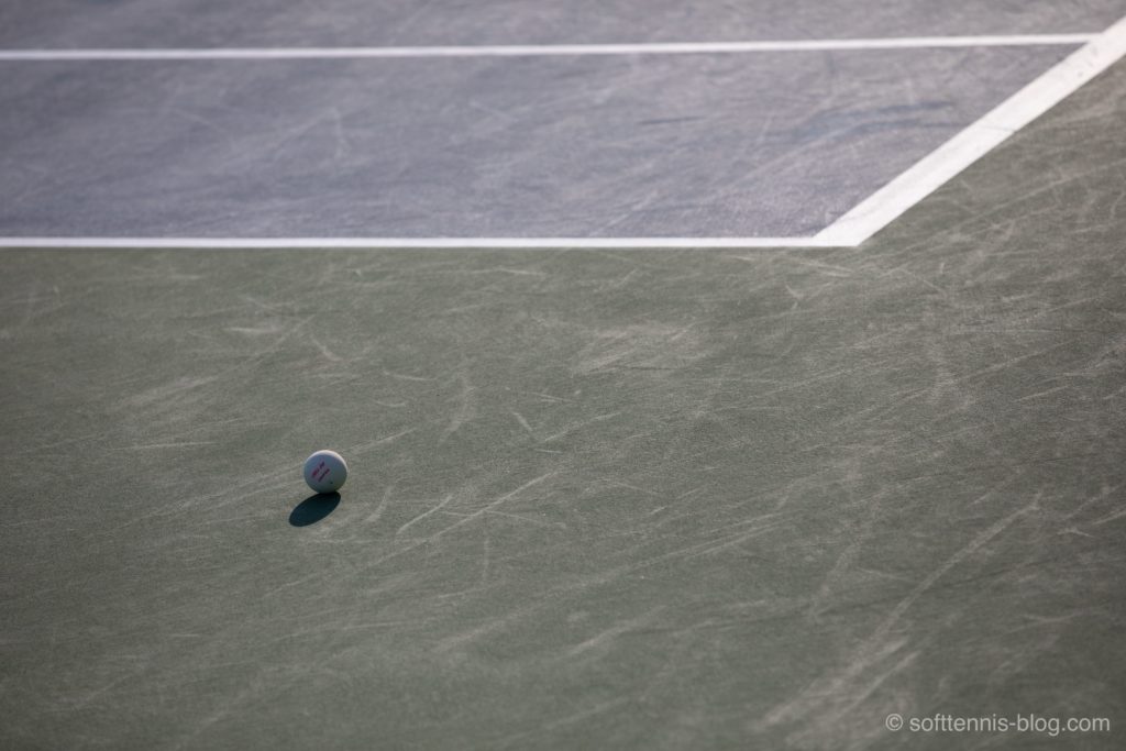 夕暮れのテニスコートの画像