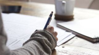 勉強をしている人の手元の画像