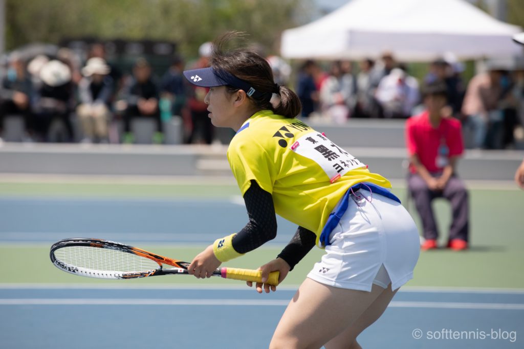 ボールホルダーをつけている女子選手（ソフトテニス）の画像