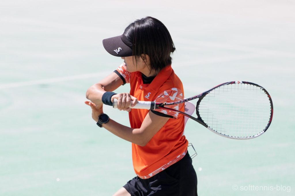 ソフトテニス選手が着用している腕時計（スポーツウォッチ、スマートウォッチ）の画像