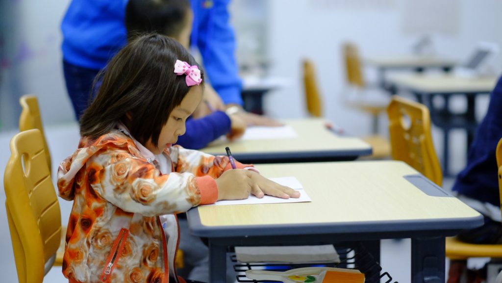 勉強する女の子の画像
